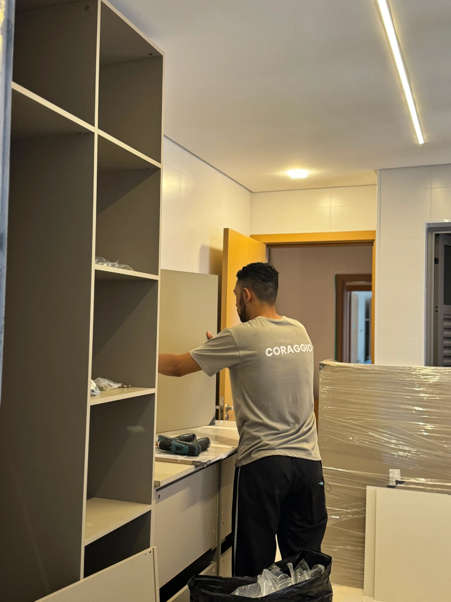 Técnico Coraggio instalando armários planejados em cozinha residencial em Ribeirão Preto